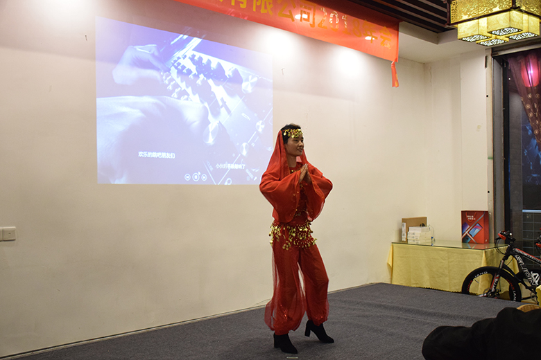 舞蹈《歡樂(lè)的跳吧》